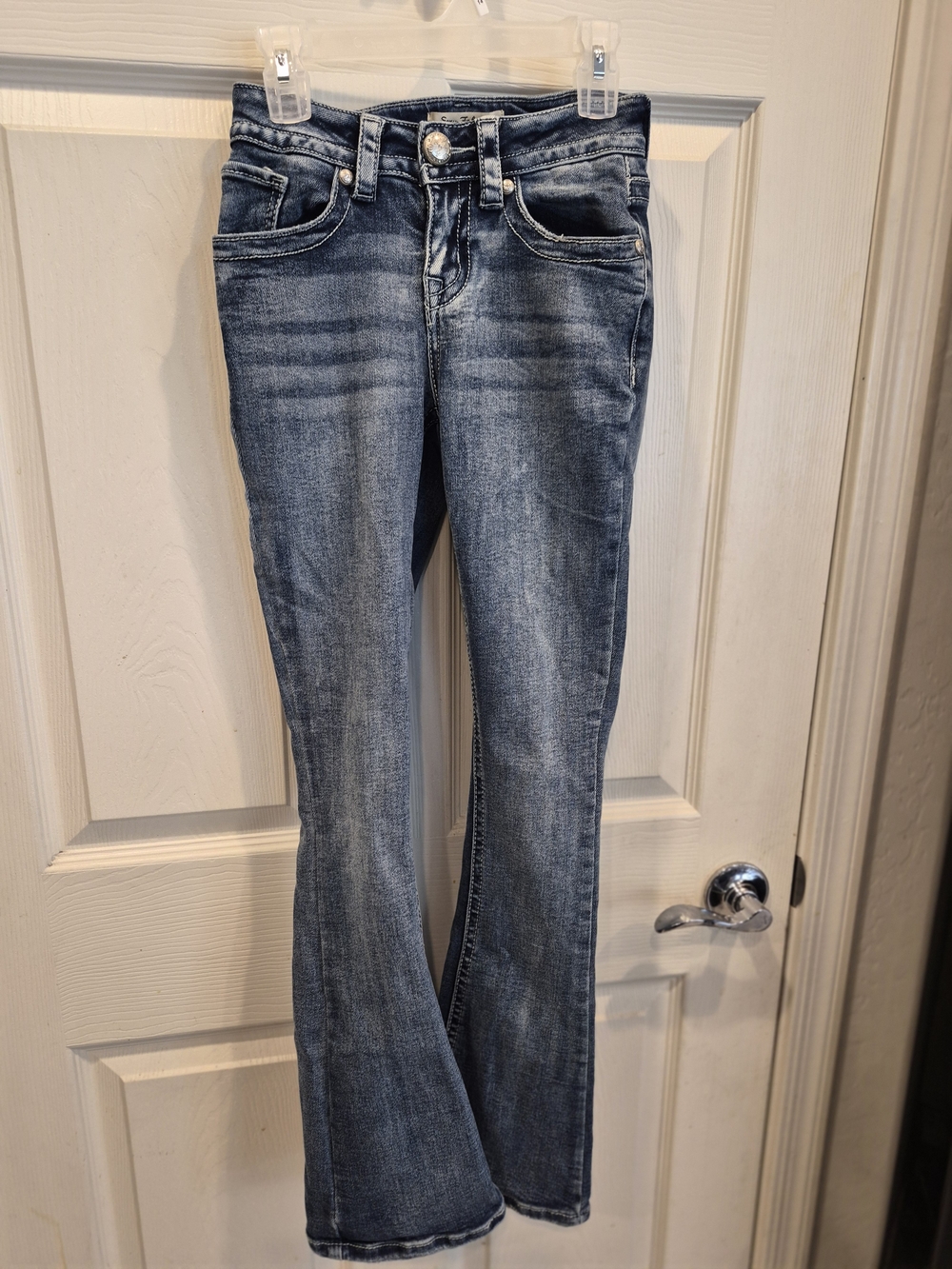 Classic Women's Flared Jeans in Medium Blue Wash
